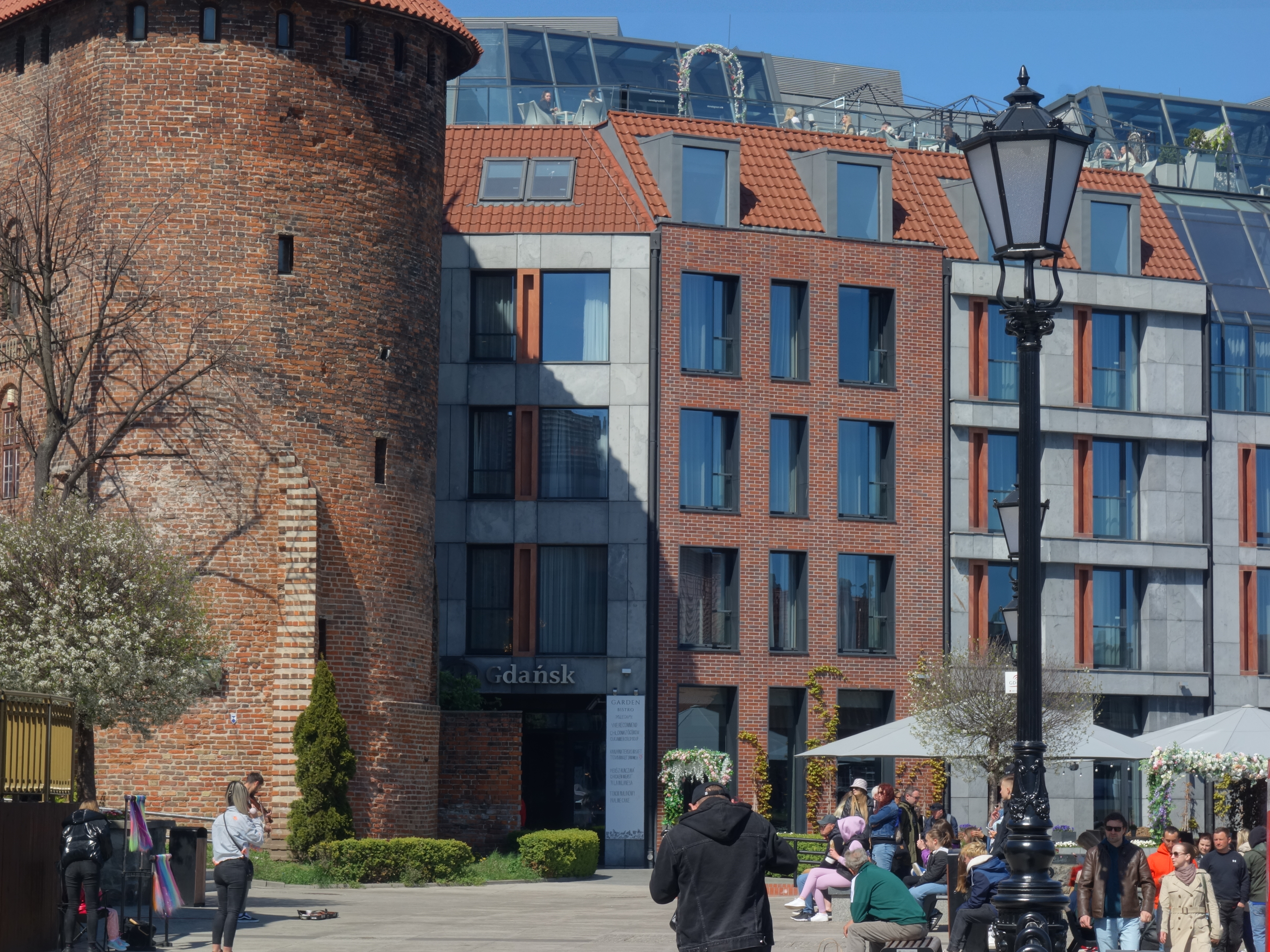 Jak żył/wyglądał przedwojenny Gdańsk? Jak prezentowała się ul. Długa od razu po wojnie? Fragmenty książki “Gdańszczanie” Brunona Zwarry